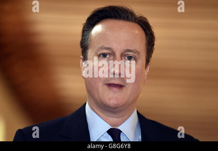 Il primo Ministro David Cameron arriva alla cerimonia di apertura dell'incontro dei Capi di Governo del Commonwealth al Centro Congressi Mediterraneo di Valletta, Malta. Foto Stock