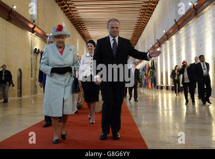 La Regina Elisabetta II e il primo Ministro di Malta Joseph Muscat si presenteranno alla cerimonia di apertura per l'incontro dei Capi di Governo del Commonwealth presso il Centro conferenze Mediterranee di la Valletta, Malta. Foto Stock