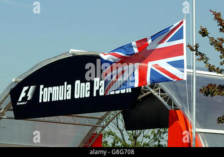 L'Union Jack vola a metà albero come segno di rispetto per le vittime degli attentati di Londra, fuori dall'ingresso del paddock. Foto Stock