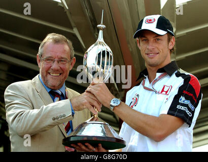 Jenson Button, pilota britannico E BAR-Honda, viene presentato con l'Hawthorn Memorial Trophy dal ministro dello Sport Richard Caborn (L), in riconoscimento delle sue eccezionali prestazioni nel 2004. Foto Stock