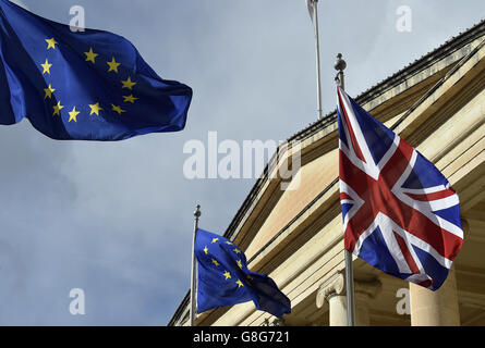 La bandiera dell'Unione si affiora alla bandiera dell'Unione europea in occasione della cerimonia di apertura della riunione dei capi di governo del Commonwealth al Centro conferenze Mediterraneo a la Valletta, Malta. Foto Stock