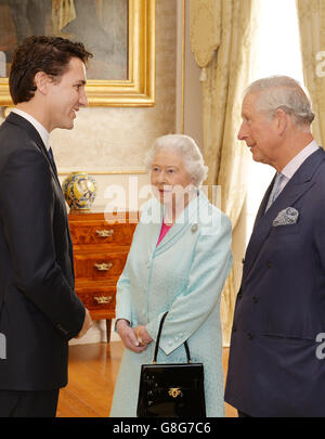 Il primo Ministro del Canada Justin Trudeau (sinistra) parla con la Regina Elisabetta II e il Principe del Galles durante un'accoglienza dei Capi di Governo al Palazzo San Anton ad Attard, Malta. Foto Stock