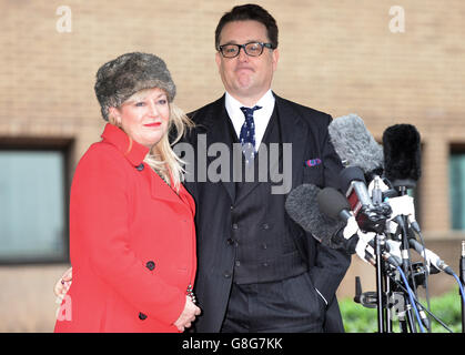 Andrew Fitch-Holland, a destra, parla ai mezzi di comunicazione al di fuori della Southwark Crown Court a Londra dopo che è stato liberato di pervertire il corso della giustizia in connessione con l'azione di diffamazione dell'ex capitano della Nuova Zelanda Chris Cairns contro l'ex capo della IPL Lalit modi. Foto Stock