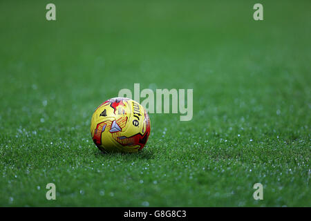 Cardiff / Burnley - Campionato Sky Bet - Stadio cittadino di Cardiff. Una visione generale di una palla gialla per tutte le stagioni Mitre campionato di calcio Foto Stock