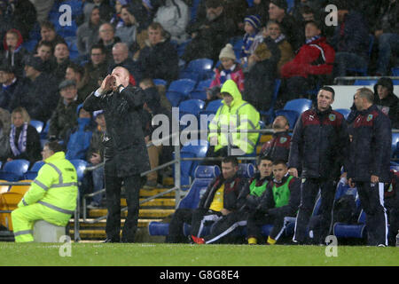 Cardiff / Burnley - Campionato Sky Bet - Stadio cittadino di Cardiff. Il direttore di Burnley Sean Dyche grida istruzioni dalla sua area tecnica Foto Stock