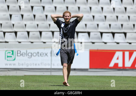 Il principe Harry gioca a tag rugby con i bambini al Kings Park Stadium mentre si unisce ai membri della squadra di rugby Sharks sul campo a Durban, in una sessione di addestramento e di abilità con allenatori e giovani giocatori come parte della sua visita in Sud Africa. Foto Stock