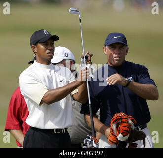 Golf - 134th Open Championship 2005 - Practice Round - St Andrews. USA Tiger Woods ascolta il consiglio di Caddie Steve Jones. Foto Stock