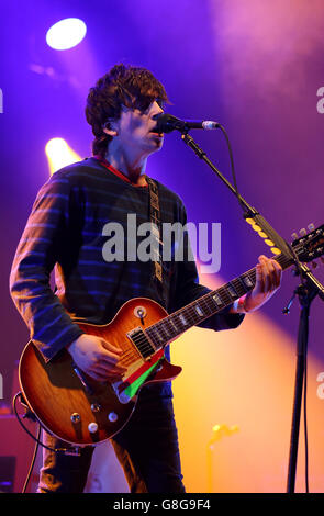 Brad Griffiths of Pretty Vicious che si esibisce dal vivo alla radio X Road Trip Show tenutasi all'O2 Apollo di Manchester. PREMERE ASSOCIAZIONE foto. Data immagine: Mercoledì 2 dicembre 2015. Il credito fotografico dovrebbe essere: Martin Rickett/PA Wire Foto Stock