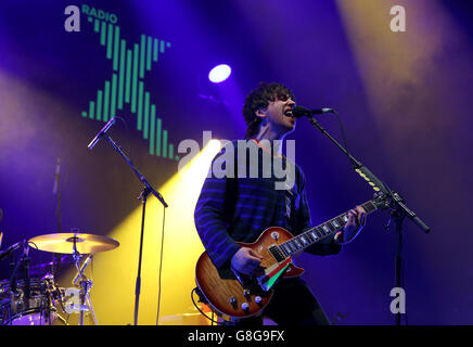 Brad Griffiths of Pretty Vicious che si esibisce dal vivo alla radio X Road Trip Show tenutasi all'O2 Apollo di Manchester. PREMERE ASSOCIAZIONE foto. Data immagine: Mercoledì 2 dicembre 2015. Il credito fotografico dovrebbe essere: Martin Rickett/PA Wire Foto Stock