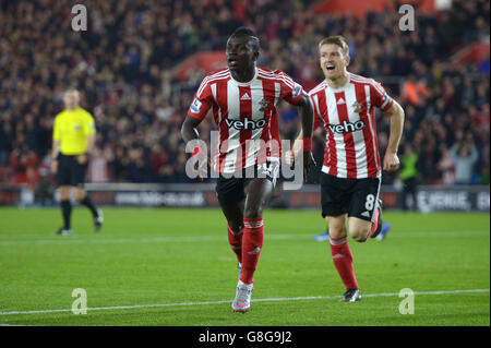 Il Sadio Mane di Southampton (al centro) celebra il suo primo gol della partita durante la Capital One Cup, Quarter Final a St Mary's, Southampton. Foto Stock