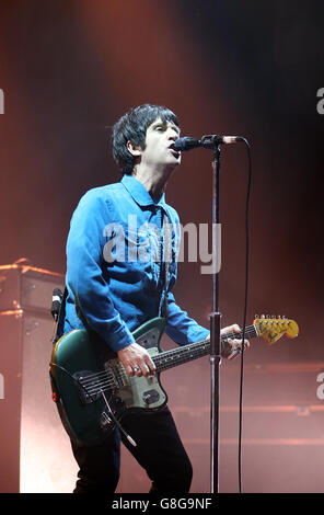 Johnny Marr si esibisce dal vivo alla radio X Road Trip Show tenutasi all'O2 Apollo di Manchester. PREMERE ASSOCIAZIONE foto. Data immagine: Mercoledì 2 dicembre 2015. Il credito fotografico dovrebbe essere: Martin Rickett/PA Wire Foto Stock