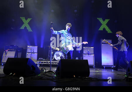 Johnny Marr si esibisce dal vivo alla radio X Road Trip Show tenutasi all'O2 Apollo di Manchester. PREMERE ASSOCIAZIONE foto. Data immagine: Mercoledì 2 dicembre 2015. Il credito fotografico dovrebbe essere: Martin Rickett/PA Wire Foto Stock