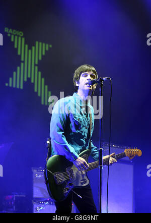 Johnny Marr si esibisce dal vivo alla radio X Road Trip Show tenutasi all'O2 Apollo di Manchester. PREMERE ASSOCIAZIONE foto. Data immagine: Mercoledì 2 dicembre 2015. Il credito fotografico dovrebbe essere: Martin Rickett/PA Wire Foto Stock