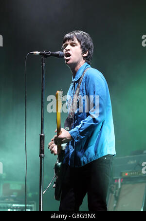 Johnny Marr si esibisce dal vivo alla radio X Road Trip Show tenutasi all'O2 Apollo di Manchester. PREMERE ASSOCIAZIONE foto. Data immagine: Mercoledì 2 dicembre 2015. Il credito fotografico dovrebbe essere: Martin Rickett/PA Wire Foto Stock