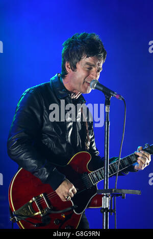 USO EDITORIALE SOLO Noel Gallagher's High Flying Birds esibirsi dal vivo al radio X Road Trip Show tenuto presso l'O2 Apollo di Manchester. PREMERE ASSOCIAZIONE foto. Data foto: Mercoledì 2 dicembre 2015. Il credito fotografico dovrebbe essere: Martin Rickett/PA filo Foto Stock