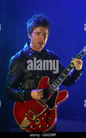 USO EDITORIALE SOLO Noel Gallagher's High Flying Birds esibirsi dal vivo al radio X Road Trip Show tenuto presso l'O2 Apollo di Manchester. PREMERE ASSOCIAZIONE foto. Data foto: Mercoledì 2 dicembre 2015. Il credito fotografico dovrebbe essere: Martin Rickett/PA filo Foto Stock