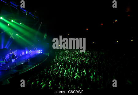 Johnny Marr si esibisce dal vivo alla radio X Road Trip Show tenutasi all'O2 Apollo di Manchester. PREMERE ASSOCIAZIONE foto. Data immagine: Mercoledì 2 dicembre 2015. Il credito fotografico dovrebbe essere: Martin Rickett/PA Wire Foto Stock