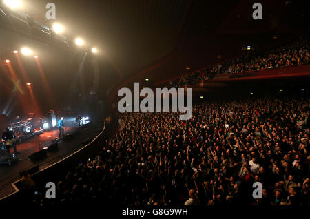 Johnny Marr si esibisce dal vivo alla radio X Road Trip Show tenutasi all'O2 Apollo di Manchester. PREMERE ASSOCIAZIONE foto. Data immagine: Mercoledì 2 dicembre 2015. Il credito fotografico dovrebbe essere: Martin Rickett/PA Wire Foto Stock