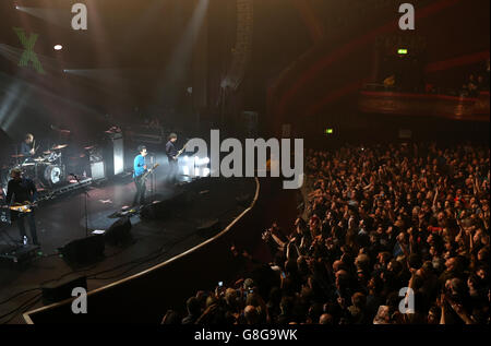 Johnny Marr si esibisce dal vivo alla radio X Road Trip Show tenutasi all'O2 Apollo di Manchester. PREMERE ASSOCIAZIONE foto. Data immagine: Mercoledì 2 dicembre 2015. Il credito fotografico dovrebbe essere: Martin Rickett/PA Wire Foto Stock