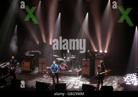 Johnny Marr si esibisce dal vivo alla radio X Road Trip Show tenutasi all'O2 Apollo di Manchester. PREMERE ASSOCIAZIONE foto. Data immagine: Mercoledì 2 dicembre 2015. Il credito fotografico dovrebbe essere: Martin Rickett/PA Wire Foto Stock