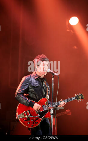 USO EDITORIALE SOLO Noel Gallagher's High Flying Birds esibirsi dal vivo al radio X Road Trip Show tenuto presso l'O2 Apollo di Manchester. PREMERE ASSOCIAZIONE foto. Data foto: Mercoledì 2 dicembre 2015. Il credito fotografico dovrebbe essere: Martin Rickett/PA filo Foto Stock