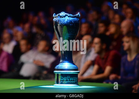 Il trofeo UK Championship in mostra durante l'undici° giorno del Betway UK Snooker Championship 2015 allo York Barbican, York. Foto Stock