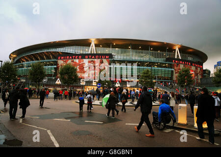 I fan dell'Arsenal fuori del campo prima del calcio d'inizio durante la partita della Barclays Premier League all'Emirates Stadium di Londra. Foto Stock