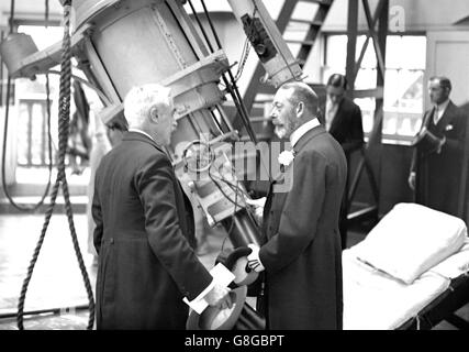 Re Giorgio V con il grande telescopio equatoriale al Royal Observatory di Greenwich. Foto Stock