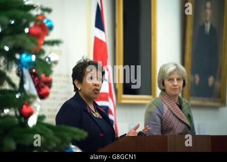 Il Segretario dell'interno Theresa May (destra) e il procuratore generale degli Stati Uniti Loretta Lynch presso l'Ambasciata degli Stati Uniti a Londra, dove hanno discusso della cooperazione transatlantica nella lotta alla schiavitù moderna e hanno annunciato un'ulteriore assistenza alle vittime della schiavitù moderna nel Regno Unito. Foto Stock