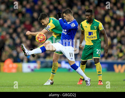 Russell Martin di Norwich City (a sinistra) e Kevin Mirallas di Everton combattono per la palla durante la partita della Barclays Premier League a Carrow Road, Norwich. PREMERE ASSOCIAZIONE foto. Data immagine: Sabato 12 dicembre 2015. Guarda la storia di calcio della PA Norwich. Il credito fotografico dovrebbe essere: Nigel French/PA Wire. Nessun utilizzo con audio, video, dati, elenchi di apparecchi, logo di club/campionato o servizi "live" non autorizzati. Foto Stock