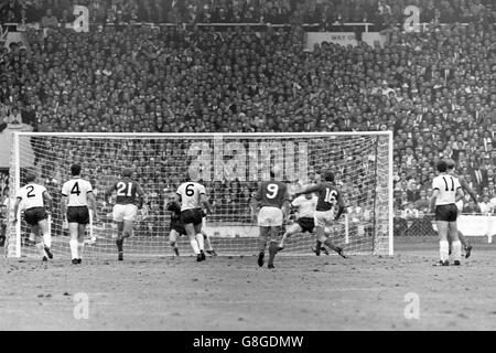 Martin Peters (terza r) in Inghilterra ha fatto passare il secondo goal della sua squadra dopo il portiere della Germania occidentale Hans Tilkowski (quarto l, nascosto), seguito dai compagni di squadra Jack Charlton (r), Bobby Charlton (quinta r) e Roger Hunt (terza l), E Horst-Dieter Hottges (l) della Germania occidentale, Franz Beckenbauer (secondo l), Wolfgang Weber (quarto l), Lothar Emmerich (secondo r) e Karl-Heinz Schnellinger (quarto r) Foto Stock