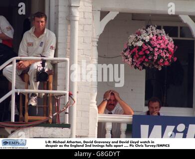 Cricket-Inghilterra / Australia, 5° Test Match-Trent Bridge. L-R: Michael Atherton, David Graveney e David Lloyd guardano nella disperazione come l'Inghilterra 2 ° inning cade a pezzi Foto Stock