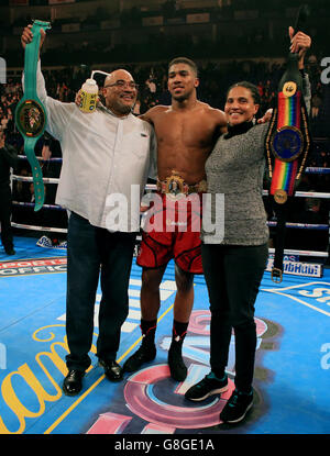 Anthony Joshua celebra la vittoria su Dillian Whyte durante il vacant British and Commonwealth heavyweight bout alla O2 Arena, Londra. Foto Stock