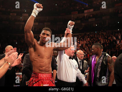 Anthony Joshua celebra la vittoria su Dillian Whyte durante il vacant British and Commonwealth heavyweight bout alla O2 Arena, Londra. Foto Stock