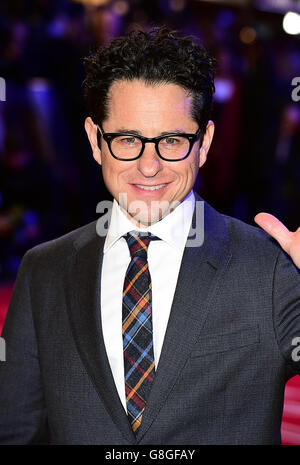 JJ Abrams partecipa alla prima europea di Star Wars: The Force Awakens tenutasi a Leicester Square, Londra. PREMERE ASSOCIAZIONE foto. Guarda la storia di PA STARWARS. Data immagine: Mercoledì 16 dicembre 2015. Il credito fotografico dovrebbe essere: Ian West/PA Wire Foto Stock