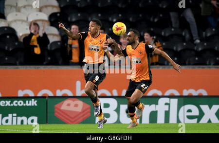 Hull City / Reading - Campionato Sky Bet - Stadio KC. Abel Hernandez di Hull City (a sinistra) celebra il primo goal del gioco del suo lato con il compagno di squadra Ahmed Elmohamady Foto Stock
