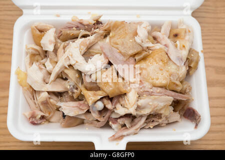 Estrarre il fast food di shredded pollo lesso Foto Stock