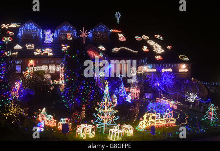 Display con luci di Natale. Luci di Natale sulla casa di Malcolm e Wendy Molloy in Alcester Road, Bromsgrove. Foto Stock