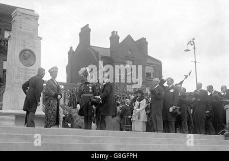 Re Giorgio V, accompagnato dalla regina Maria, svela il monumento nel King Edward VII Memorial Park a Shadwell. Foto Stock