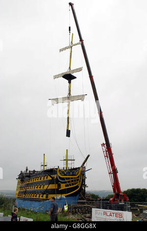 Una replica della ammiraglia HMS Victory di Horatio Nelson è stata completata dopo due anni ed è ora pronta per essere inviata in fiamme per carità. Il mock-up di circa 30 metri della nave da guerra in legno è stato costruito per celebrare il 200° anniversario della battaglia di Trafalgar da parte di un gruppo di circa 20 volontari, il gruppo benefico Devon Torrington Cavaliers del nord. Foto Stock