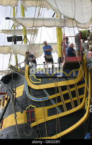 Una replica della ammiraglia HMS Victory di Horatio Nelson è stata completata dopo due anni ed è ora pronta per essere inviata in fiamme per carità. Il mock-up di circa 30 metri della nave da guerra in legno è stato costruito per celebrare il 200° anniversario della battaglia di Trafalgar da parte di un gruppo di circa 20 volontari, il gruppo benefico Devon Torrington Cavaliers del nord. Foto Stock