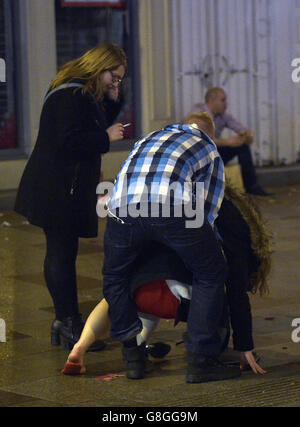 I festaioli di St Mary Street, Cardiff, durante il Black Eye Friday, mentre le persone di tutto il paese celebrano l'inizio della pausa natalizia colpendo bar, pub e club. Foto Stock