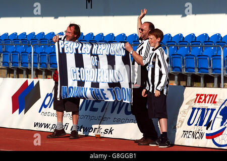 Calcio - Intertoto Cup - terzo turno - prima tappa - FK ZTS Dubnica v Newcastle United - Centralny Stadium. I fan di Newcastle United si divertono al sole Foto Stock