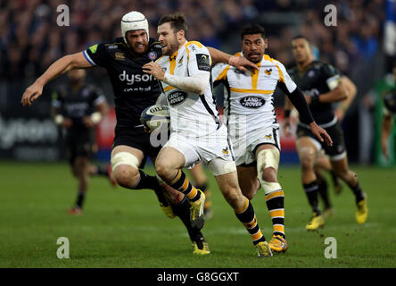 Elliot Daly dei Wasps corre nel loro primo tentativo durante la partita della European Champions Cup presso il campo ricreativo di Bath. Foto Stock