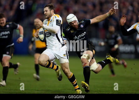 Elliot Daly dei Wasps corre nel loro primo tentativo durante la partita della European Champions Cup presso il campo ricreativo di Bath. Foto Stock