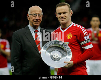 Wayne Rooney di Manchester United viene presentato con un trofeo alla sua 500a apparizione, con Sir Bobby Charlton Foto Stock