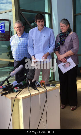 Michael Miller, affiancato dai suoi genitori Ian e sue, parla fuori dalla corte provinciale di Koh Samui dopo che due uomini sono stati condannati a morte per l'assassinio di suo fratello, David, e Hannah Witheridge a Koh Tao, Thailandia, nel settembre dello scorso anno. Foto Stock