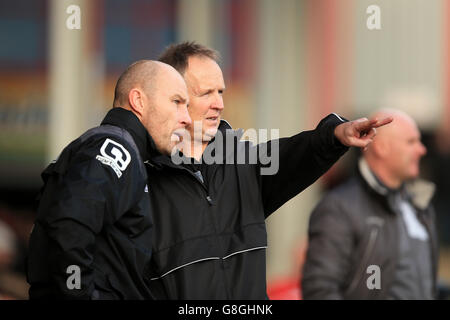 Direttore di Walsall Sean o'Driscoll con allenatore Jon Whitney (a sinistra) Foto Stock