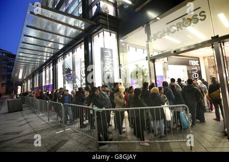 EDITORIALE UTILIZZARE SOLO gli acquirenti in coda per entrare in un negozio AT&Ecirc;Highcross centro commerciale a Leicester durante le vendite del giorno di Santo Stefano. Foto Stock