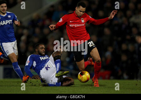 Jacob Murphy di Coventry City è affrontato da Sylvan Ebanks-Blake di Chesterfield Foto Stock